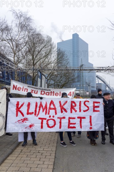 Protest action by the Fridays For Future movement at the Datteln 4 coal-fired power plant, against the commissioning of the power plant, as part of the coal compromise, the Uniper power plant is scheduled to go online in summer 2020