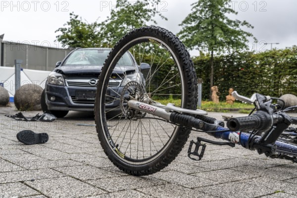 Re-enacted, fatal, accident with a car and a cyclist, at the North Rhine-Westphalia police, accident investigation by specialised accident teams, traffic accident teams, of the Cologne police, North Rhine-Westphalia, Germany, Europe
