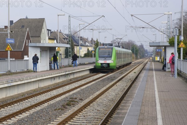 S-Bahn S4 at the Knappschaftskrankenhaus stop, Dortmund, Ruhr area, North Rhine-Westphalia, Germany, Europe