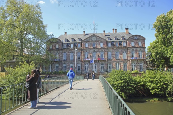 Hôtel de préfecture, Hôtel de Klinglin, pedestrian bridge over the Ill, river, people, Grande Île, Strasbourg, Bas-Rhin, Alsace, France, Europe
