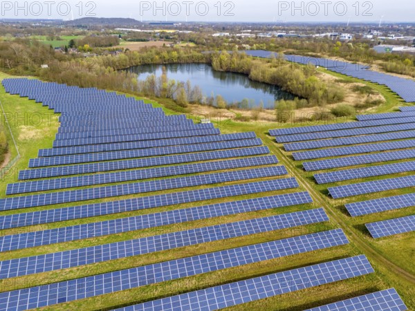 Mühlenfeld solar park, near Neukirchen-Vluyn, over 15, 000 solar modules spread over 24 hectares, generating 3.5 million kilowatt hours per year, North Rhine-Westphalia, Germany, Europe