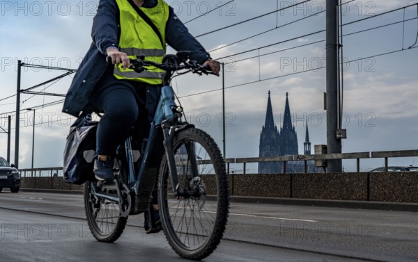 Cycling in the city, cyclist on the Deutzer Bridge in Cologne, Cologne Cathedral, cycle path, North Rhine-Westphalia, Germany, Europe