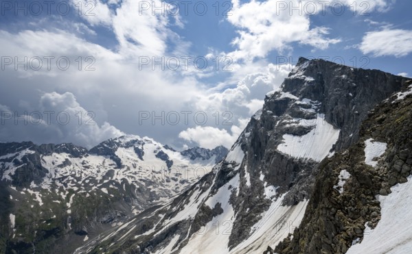 View from the Nördliche Mörchnerscharte with summit Kleiner Mörchner, behind mountain peak Greizer Spitze with snow, Berliner Höhenweg, Zillertal Alps, Tyrol, Austria, Europe