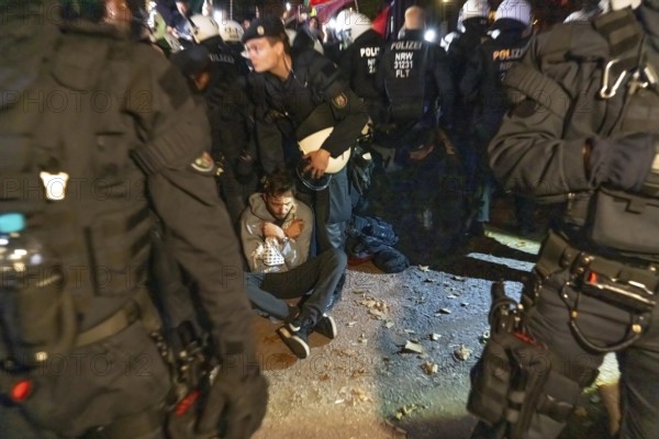 Demonstration by pro-Palestinian activists in Duisburg-Hochfeld, around 110 demonstrators marched through the neighbourhood justifying Hamas' attack against Israel, Duisburg, North Rhine-Westphalia, Germany, Europe