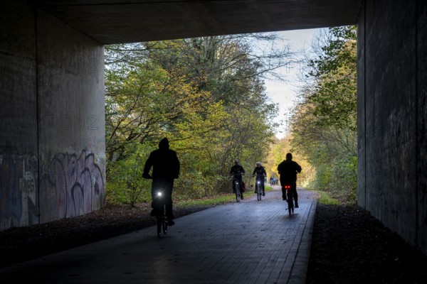 The Grugatrasse, former railway line between Essen and Mülheim an der Ruhr, now cycle path, footpath, leads in the west to the Radschnellweg Ruhr, RS1, tunnel under the A40 motorway, Essen, North Rhine-Westphalia, Germany, Europe