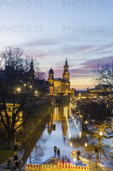 Due to the heavy precipitation in the form of snow and rain, alert level 3 has been declared on the Elbe in Dresden. The maximum level is expected to be 6.37 metres on 29.12.2023. The Terrassenufer was closed due to flooding and the first flood protection barriers were installed, Dresden, Saxony, Germany, Europe