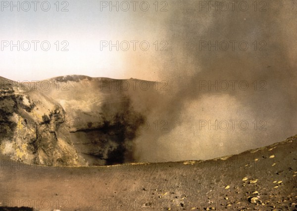 Vesuvius, der Krater, Neapel, Italien / Mount Vesuvius, the crater, Naples, Italy, Historic, digitally restored reproduction from a 19th century original, 1880, Record date not stated, Europe