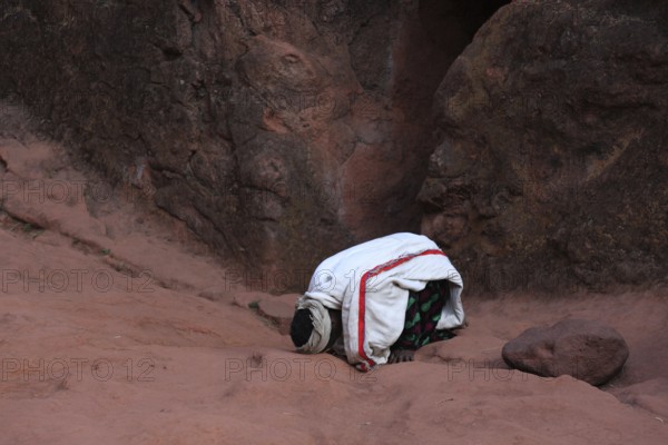 Lalibela, eastern group of rock-hewn churches, pilgrims praying at the Prayer of Abba Lebanon, Abba Lebanon Church, House of Father Lebanon, Ethiopia, Africa