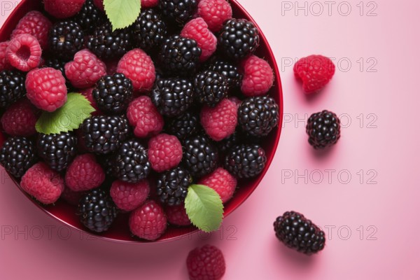 Top view of bowl with raspberry and blackberry fruits. KI generiert, generiert, AI generated
