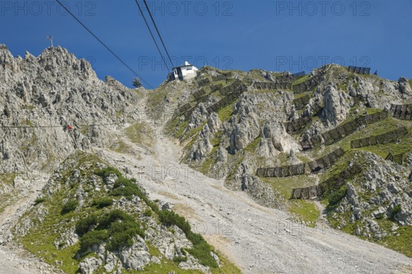 Cable car of the Hafelekarbahn of the Innsbrucker Nordkettenbahnen to the Hafelekar, mountains of the Innsbrucker Nordkette, Alpine landscape, Innsbruck, Tyrol, Austria, Europe