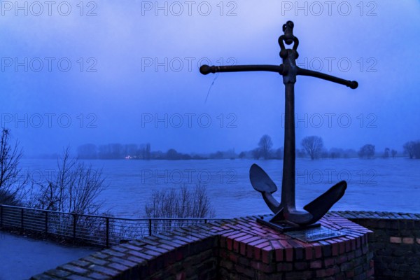 High water on the Rhine at Düsseldorf-Kaiserswerth, foggy weather, riverside paths and Rhine meadows are partly flooded, the Rhine ferry has stopped operating, initial restrictions on shipping apply, Düsseldorf, North Rhine-Westphalia, Germany, Europe