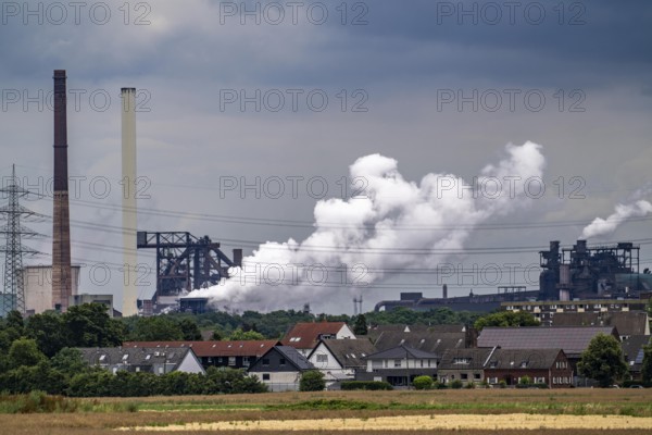 Hüttenwerke Krupp-Mannesmann, HKM in Duisburg-Hüttenheim, 2 blast furnaces, coking plant, residential buildings in Duisburg-Mündelheim, extinguishing cloud of the coking plant, North Rhine-Westphalia, Germany, Europe