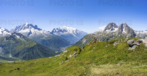 Mountain panorama with glaciated peaks, Aiguille du Midi and Mont Blanc, Aiguille de Mesure and Aiguille de Chamois, hike to Aiguillette des Posettes, Chamonix, Haute-Savoie, France, Europe