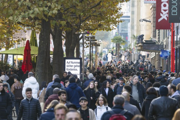 Crowds of people out and about in the Königstraße shopping street. The shops in the pedestrian zone are ready for the Christmas shopping season. Stuttgart, Baden-Württemberg, Germany, Europe