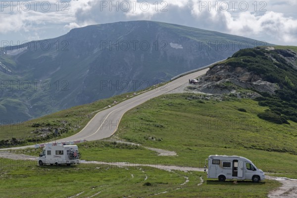Motorhomes on the Transalpina high road at Papusa Peak, behind them the mountains in the Fagaras Mountains, also known as the Fogaras Mountains, in the southern Carpathians. Valcea, Romania, Southeast Europe, Europe