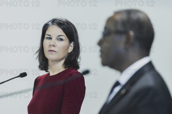 (L-R) Annalena Baerbock (Buendnis 90 Die Gruenen), Bundesaussenministerin, und Vincent Biruta, Aussenminister von Ruanda, aufgenommen im Rahmen einer Pressekonferenz nach einem gemeinsamen Gespraech in Kigali, 18.12.2023. Baerbock reist nach Ruanda fuer