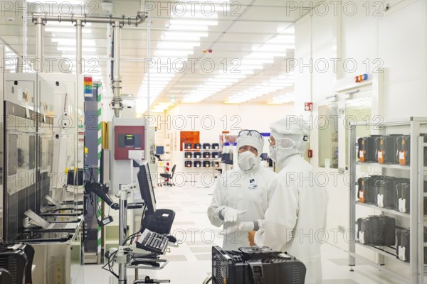 Press tour as part of SPIN2030, a campaign to highlight the diversity, excellence and attractiveness of Saxony as a centre of science, Fraunhofer Institute for Photonic Microsystems IPMS (CNT) Wafer production in the clean room