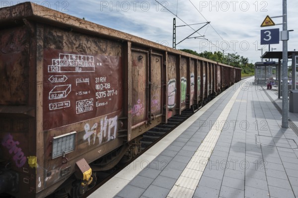 Goods train passes through the railway station in Haßfurt, Lower Franconia, Bavaria, Germany, Europe