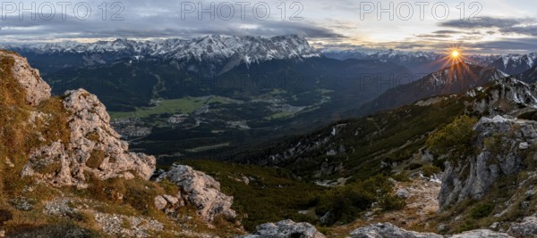 Mountain panorama with Wetterstein mountains, mountain landscape with sun star at sunset, at the summit of the Kramerspitz, in autumn, Ammergau Alps, in autumn, Bavarian Prealps, Bavaria, Germany, Europe