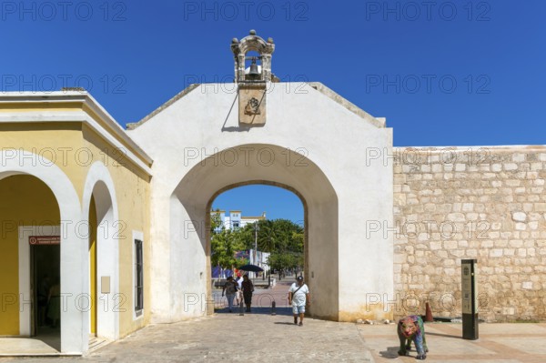 Puerta de Mar walled gateway into historic old town, Campeche city, Campeche State, Mexico, Central America