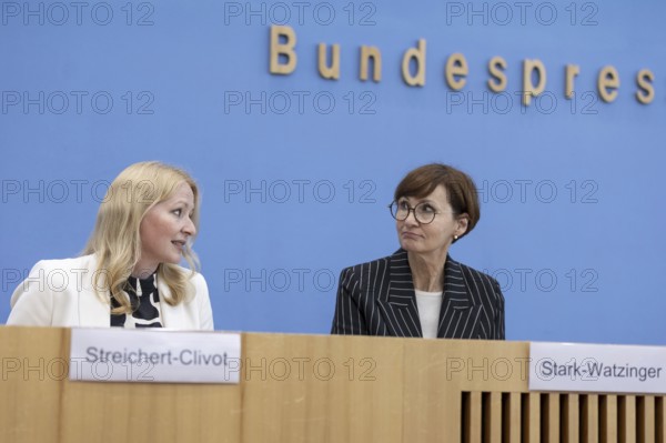 Bettina Stark-Watzinger (FDP), Federal Minister of Education and Research, and Christine Streichert-Clivot (SPD), Minister of Education and Culture of the Saarland and President of the Standing Conference of the Ministers of Education and Cultural Affairs, at a press conference on the signing of the Startchancen programme, at the Haus der Bundespressekonferenz in Berlin, 04.06.2024
