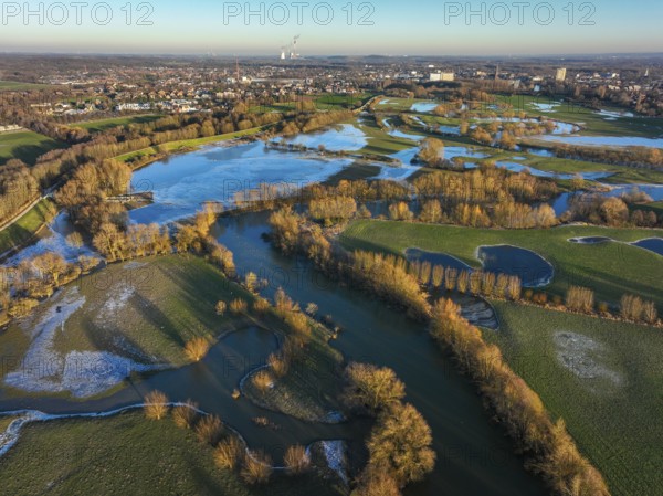 Lünen, North Rhine-Westphalia, Germany, flood on the Lippe, river in the Ruhr area, the fields, the agricultural land of the farmers next to the river are flooded, serve as retention areas, flood areas for flood protection, Europe
