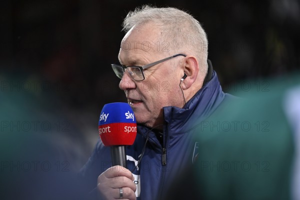 CEO Holger Sanwald 1. FC Heidenheim 1846 FCH Portrait, in interview Microphone Micro Logo SKY Voith-Arena, Heidenheim, Baden-Württemberg, Germany, Europe