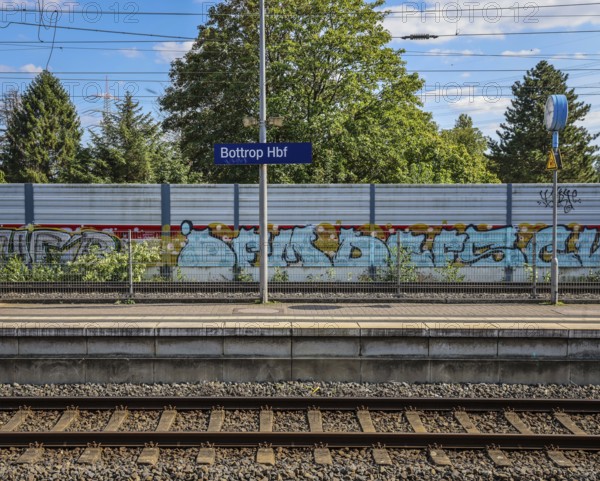 Bottrop, North Rhine-Westphalia, Germany, Bottrop main station, Bottrop main station sign, railway tracks and deserted platform, Europe