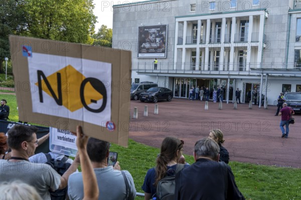 Protests against a so-called citizens' dialogue of the AfD in the Philharmonie in Essen, the employees of the Essen Theatre and Philharmonie have called for it, about 3000 people demonstrated in the municipal park, between Aalto Theatre and Philharmonie against the event, the police sealed off the venue, Essen North Rhine-Westphalia, Germany, Europe