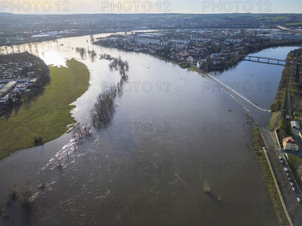 Due to the heavy precipitation in the form of snow and rain, alert level 3 has been declared on the Elbe in Dresden. The highest level is expected to be 6.37 metres on 29.12.2023. The Ostragehege is surrounded by water and the Kaditz flood channel is full, Dresden, Saxony, Germany, Europe