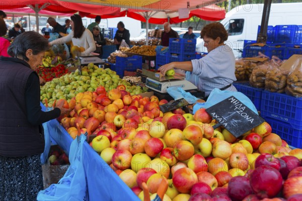 Market scene with apples, pears and people shopping, Market, Nafplio, Nauplia, Nauplion, Nafplion, Argolis, Peloponnese, Greece, Europe