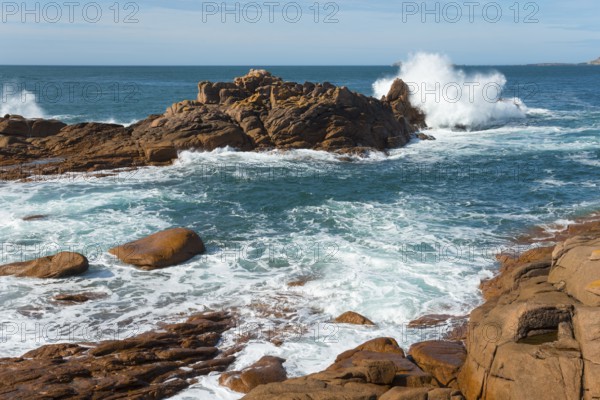 Powerful surf meets jagged rocks by the sea, Ploumanac'h, Ploumanach, Perros-Guirec, Côtes-d'Armor, Brittany, France, Europe