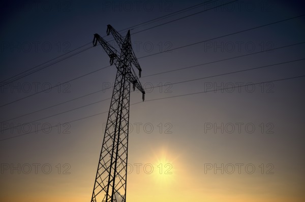 Overhead line electricity pylon, electricity pylon, high-voltage pylon, sun, sunset, Stuttgart, Baden-Württemberg, Germany, Europe