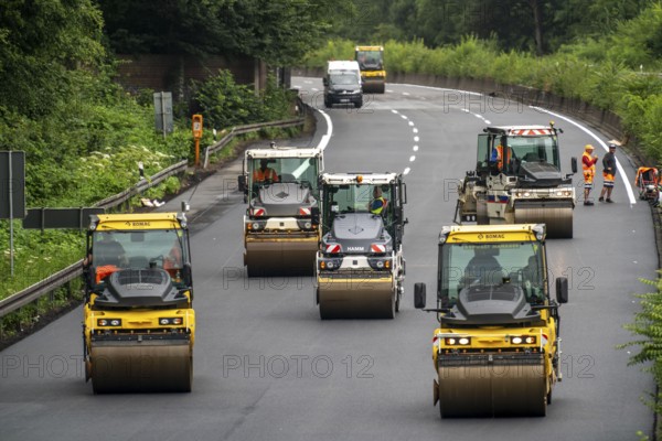 Renewal of the road surface on the A40 motorway between the Kaiserberg junction and Mülheim-Heißen, in the direction of Essen, over a length of 7.6 kilometres, with whisper asphalt, so-called open-pored asphalt, 10-day closure of the motorway, North Rhine-Westphalia, Germany, Europe