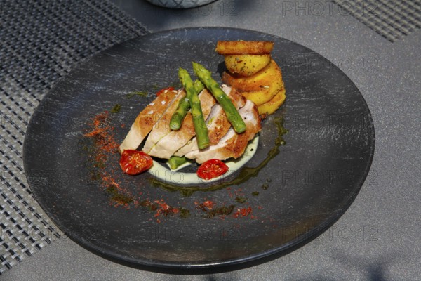 Tuna steak with green asparagus, fried potatoes served on a plate, main course, fish dish, Hotel Restaurant Schwanen, restaurant, food, Mediterranean cuisine, Köngen, Esslingen district, Baden-Württemberg, Germany, Europe