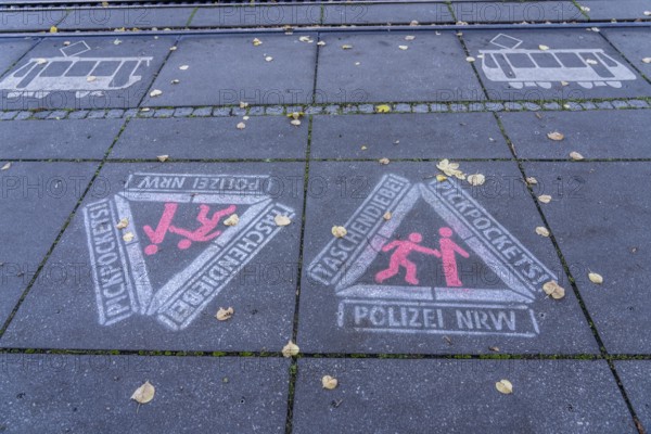 Warning against pickpockets, sprayed on the pavement, action by the North Rhine-Westphalia police, at particularly vulnerable points, such as here at the Drachenfels railway stop, Königswinter, North Rhine-Westphalia, Germany, Europe