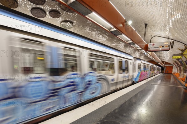 Departing train in a metro station, Paris, Ile de France, France, Paris, Ile de France, France, Europe