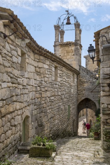 Medieval alley in the village of Lacoste, Vaucluse, Provence Alpes Côte d'Azur, Provence, France, Europe