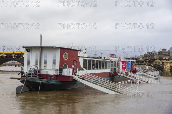 Due to the heavy precipitation in the form of snow and rain, alert level 3 has been declared on the Elbe in Dresden. The maximum level is expected to be 6.37 metres on 29.12.2023. The Terrassenufer was closed due to flooding and the first flood protection barriers were installed. Theatre barge surrounded by the masses of water, Dresden, Saxony, Germany, Europe