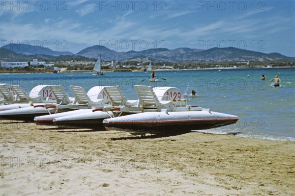 Badegäste am Sandstrand von Pedalos, Insel Ibiza, Balearen, Spanien, 1950er Jahre