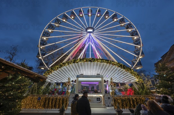 Ferris wheel at the winter village, Christmas market at dusk, Jakobsplatz, Nuremberg, Middle Franconia, Bavaria, Germany, Europe