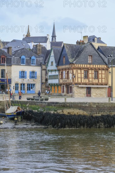 Old harbour Port de Saint-Goustan, half-timbered houses at Place Saint Sauveur, Auray, Morbihan department, Bretagne Breizh region, France, Europe
