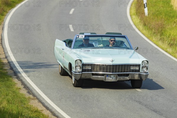 A drive for vintage vehicles. Skilful handling of the vehicle, finding the route by means of the road book and consistent driving style will be assessed. The route, time and drive-through checks as well as special stages are determined by the road book and the boarding card. Cadilac De Ville 1967