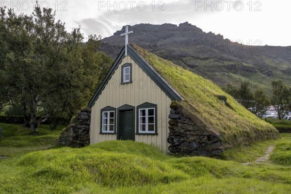 Hofskirkja church with grass roof and grass-covered graves, Öræfi region, South Iceland, Iceland, Europe
