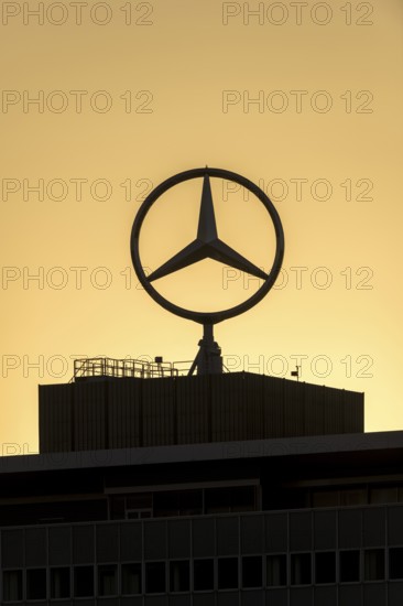 Merdedes star, Daimler, Mercedes-Benz, corporate headquarters, evening atmosphere, after sunset, Stuttgart-Untertürkheim, Baden-Württemberg, Germany, Europe