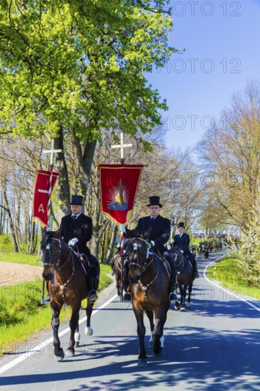 Every year at Easter there are about 5 processions in Lusatia, each with about 200 riders. The Catholic Church continues old Sorbian rites here. Thousands of spectators watch the impressive cavalcades
