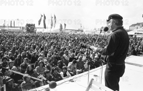 With music, folklore, discussion, politics, food, acrobatics, art and entertainment, the DKP newspaper Unsere Zeit (UZ) celebrated its traditional festival in the Düsseldorf Rhine meadows on 21 + 22 September 1974 and attracted a relatively large number of visitors. Dietrich Kittner (cabaret artist), Germany, Europe