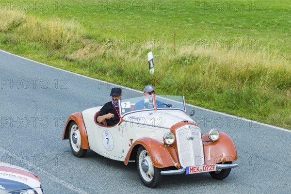 A drive for vintage vehicles. Skilful handling of the vehicle, finding the route by means of the road book and consistent driving style will be assessed. The route, time and drive-through checks as well as special stages are determined by the road book and the boarding card. DKW F7 1937
