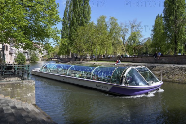 Excursion boat on the Ill, Old Town or Grand Ile, Strasbourg, Département Bas-Rhin, Alsace, France, Europe