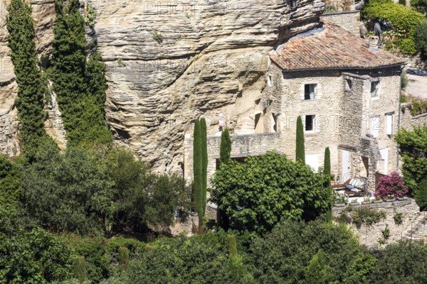 House on a rock face in the old town of Gordes, Vaucluse, Provence-Alpes-Cote dAzur, Provence, South of France, France, Europe